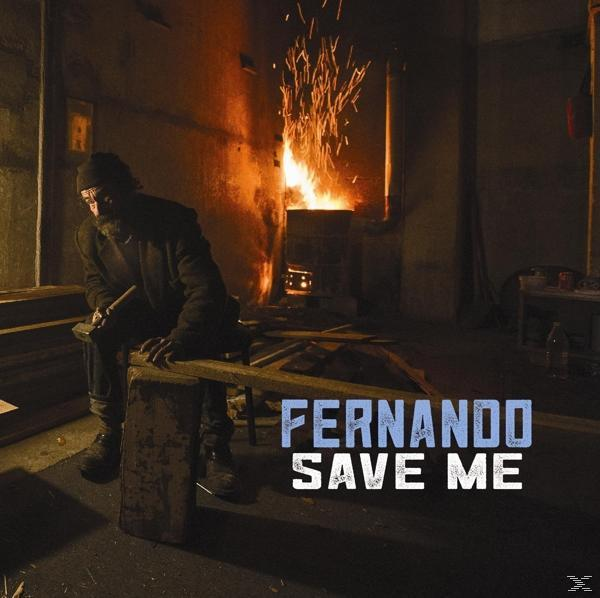 Ein älterer Mann in einem dunklen Raum. Funken fliegen von einem Feuer. Text: Fernando Save Me.