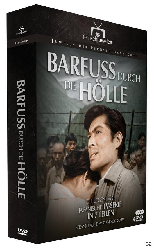 Barfuss durch die Hölle DVD-Cover. Mann vor einer Gruppe von Menschen hinter Stacheldraht.