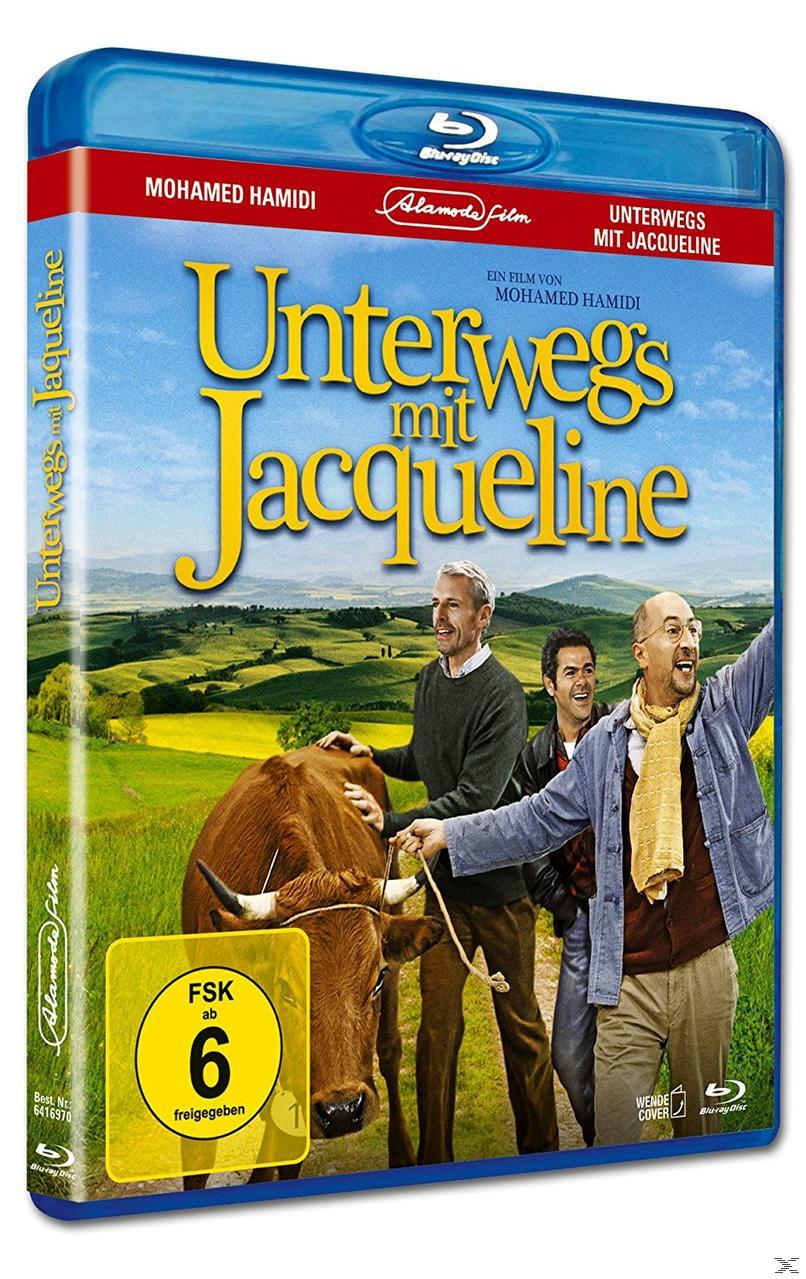 Blu-ray-Cover von 'Unterwegs mit Jacqueline'. Zeigt Schauspieler mit einer Kuh auf sonnigem Feld.