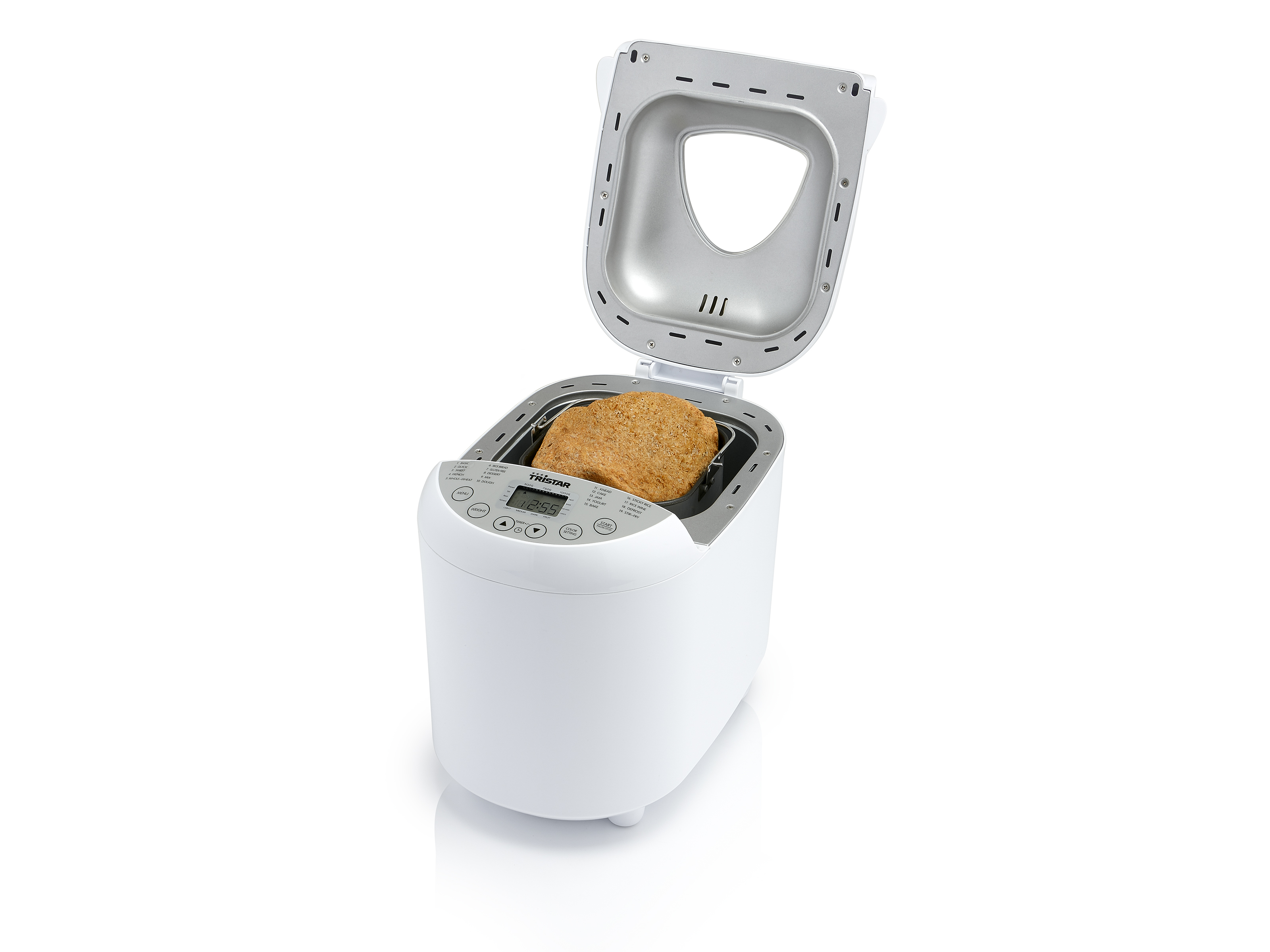 Witte broodbakmachine met het deksel open. Een gebakken brood zit erin.