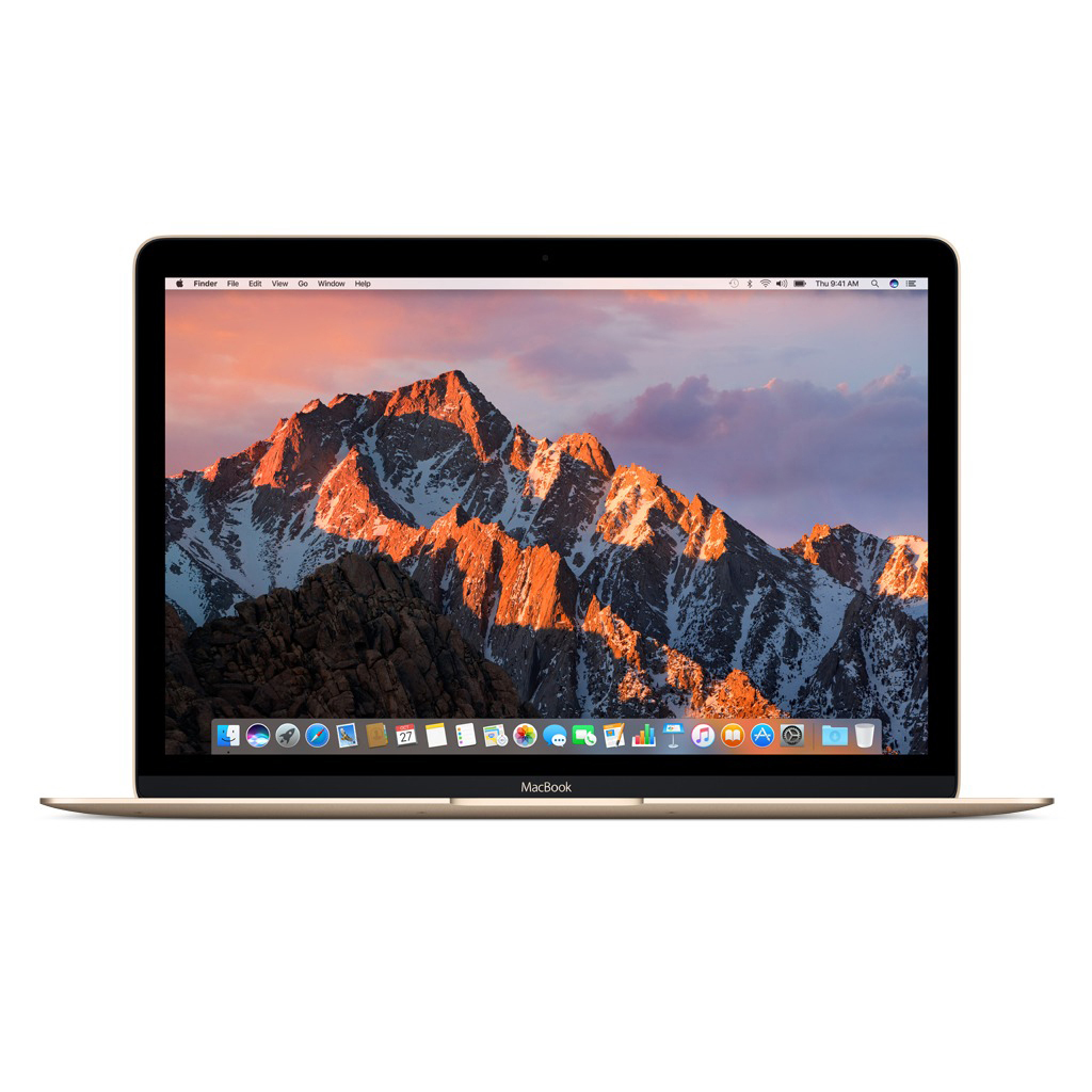Ein goldfarbener MacBook-Laptop mit einer Berglandschaft auf dem Bildschirm, vor weißem Hintergrund.