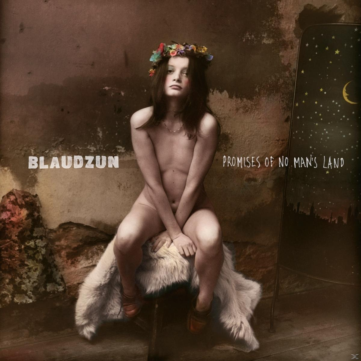 Pochette d'album avec une femme nue assise sur de la fourrure. Texte : BLAUDZUN, Promises of No Man's Land.