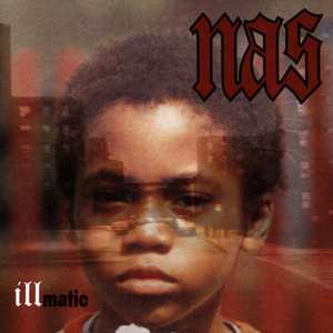 Albumhoes. Gezicht van een jongen met stadsoverlay. 'Nas' in rode gotische letter bovenaan, 'Illmatic' onderaan.