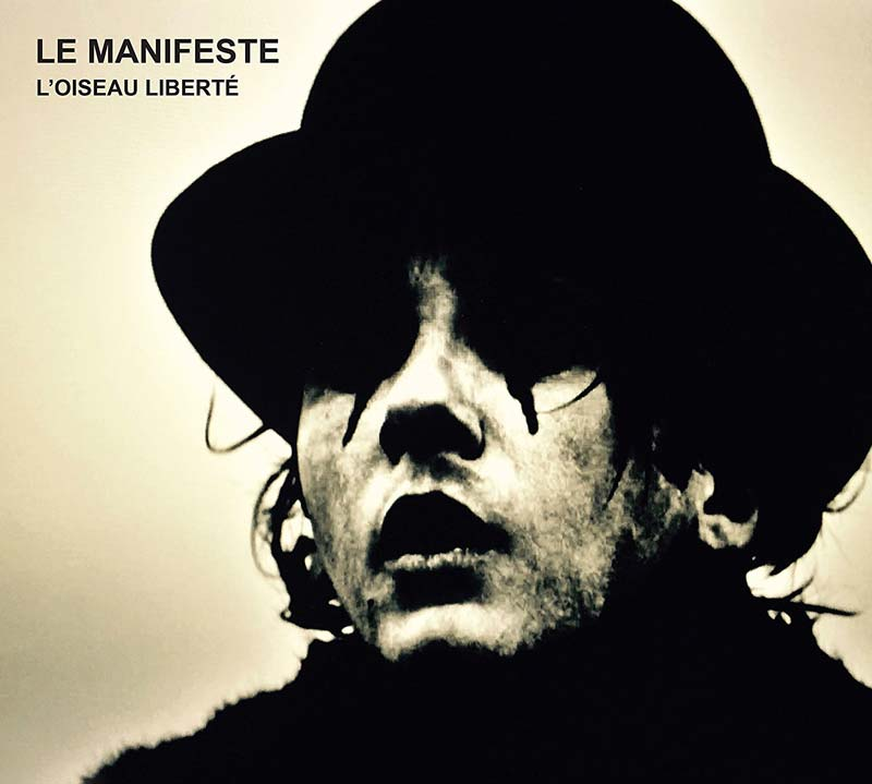 Albumhoes met een persoon met een zwarte hoed. De titel is 'Le Manifeste'.