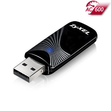 Mavi ışıklı ve gümüş tasarımlı siyah Zyxel USB Wi-Fi adaptörü.