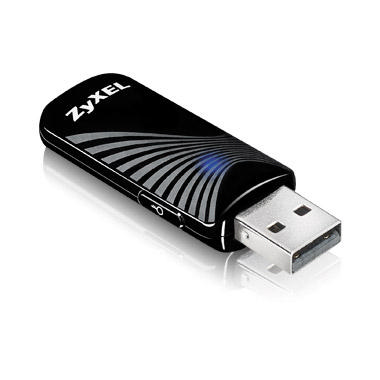 Siyah Zyxel USB wifi adaptörü. Beyaz arka plan. Cihaz, mavi bir ışıkla siyahtır.