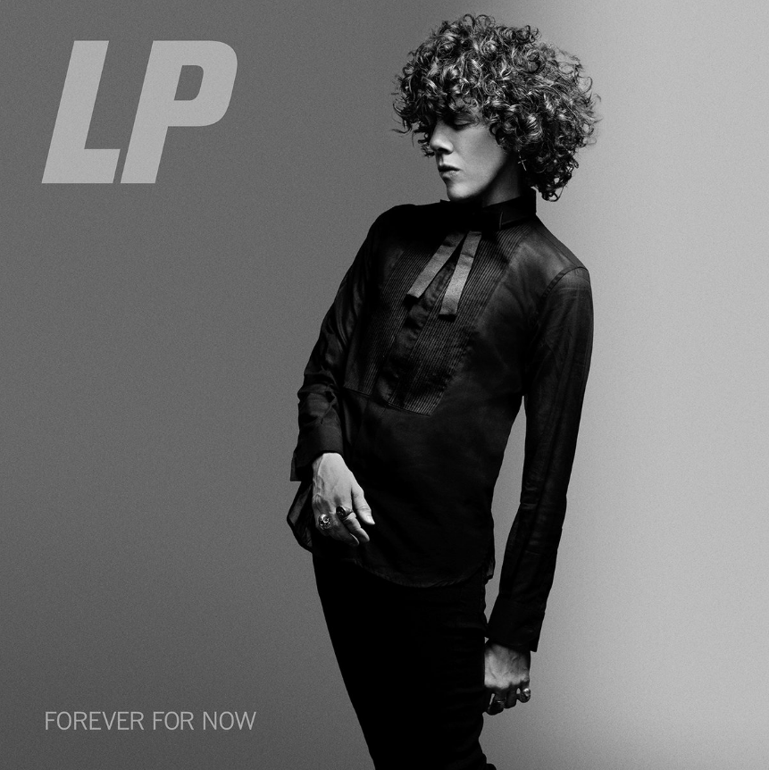 Pochette d'album en noir et blanc. Présente LP en grandes lettres et une personne en chemise sombre.