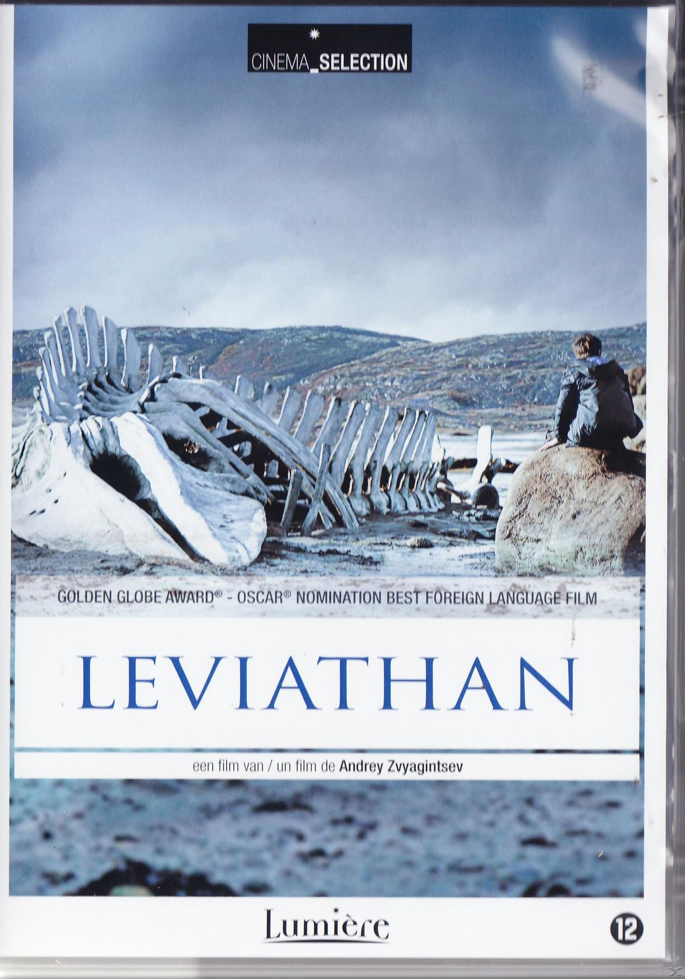 Couverture du film Leviathan. Un squelette de baleine sur une plage. Une personne est assise sur un rocher.