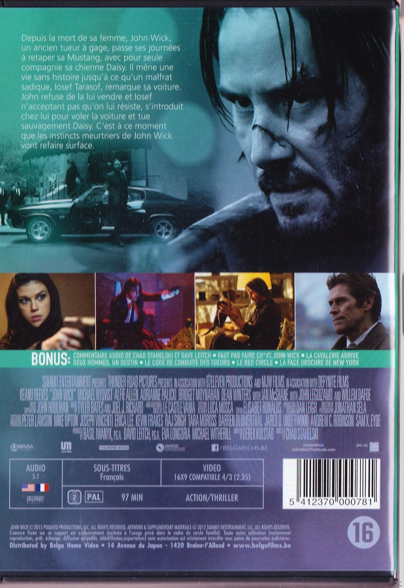 Pochette du DVD de John Wick, un homme avec une cicatrice, une voiture et plusieurs personnes en arrière-plan.