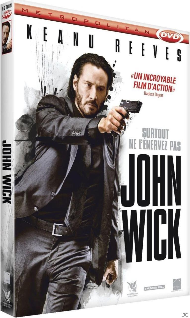 DVD-hoes voor John Wick. Keanu Reeves houdt een pistool vast, met filmtitel en tekst in het wit.