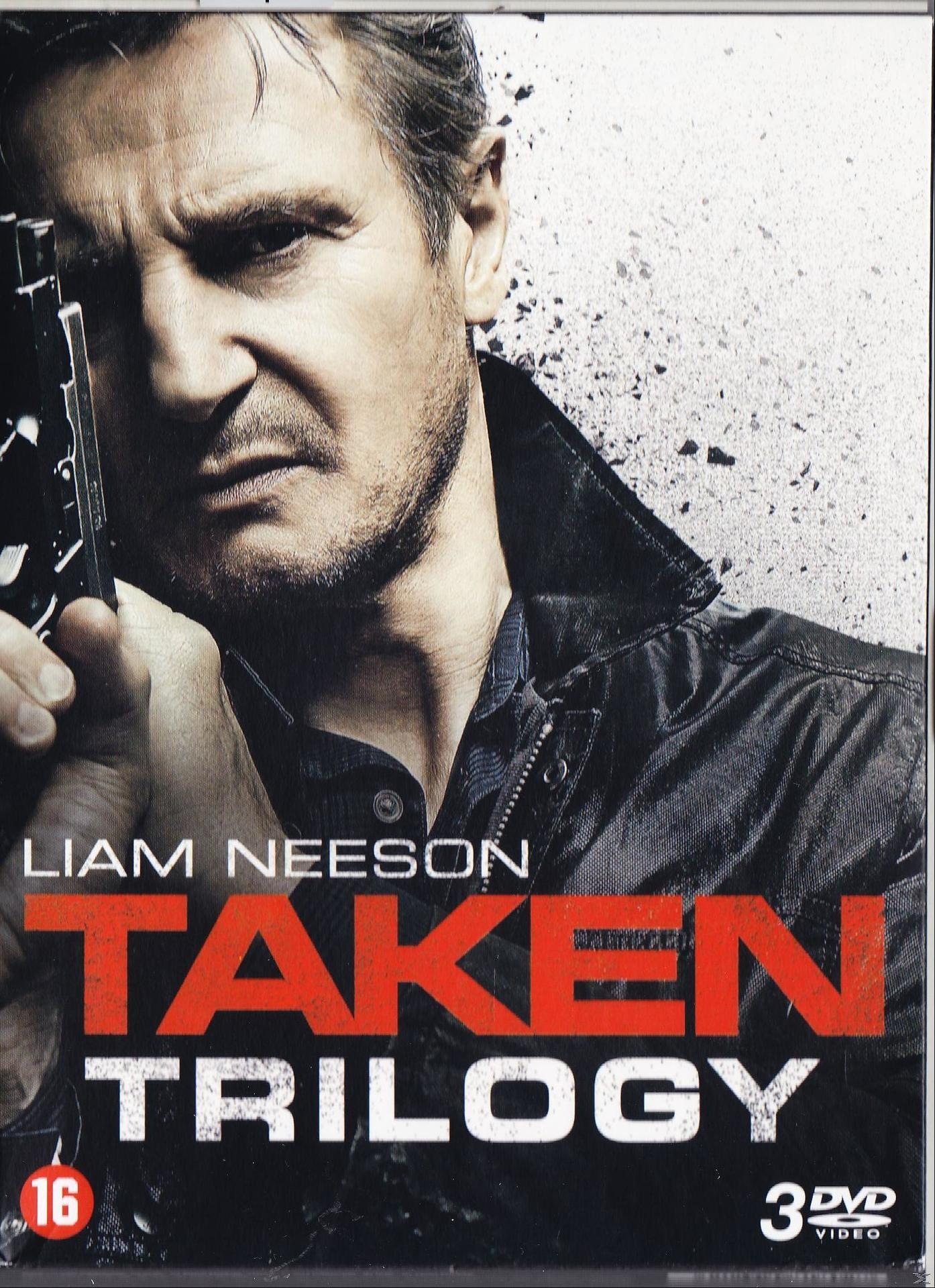 Affiche de film : Liam Neeson tenant une arme, titre « Taken Trilogy », action intense.