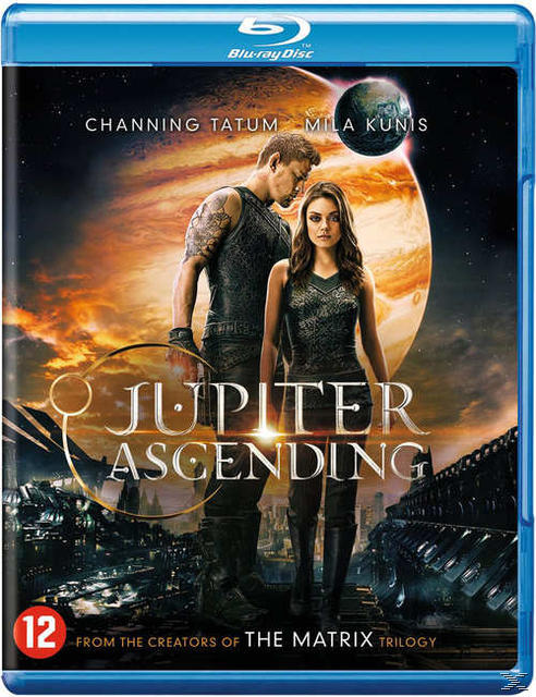 Jupiter Ascending Blu-ray-hoes. Channing Tatum en Mila Kunis. Ruimteachtergrond met futuristische stad.