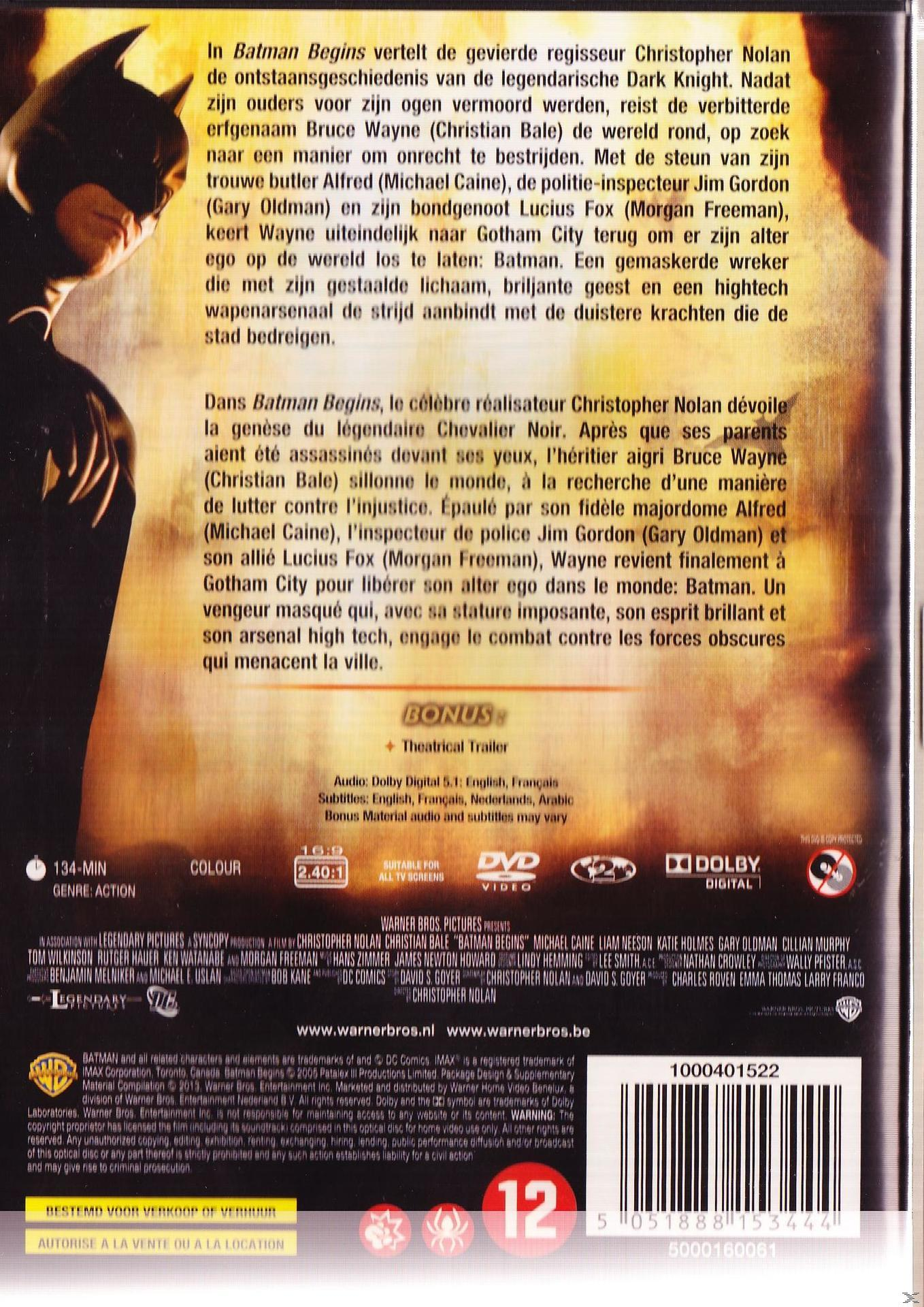 Achterkant van de Batman Begins dvd-hoes. De tekst is in meerdere talen en beschrijft de film.