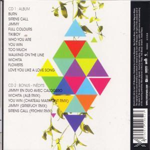 CD-hoes met een kleurrijk geometrisch ontwerp en songtitels.
