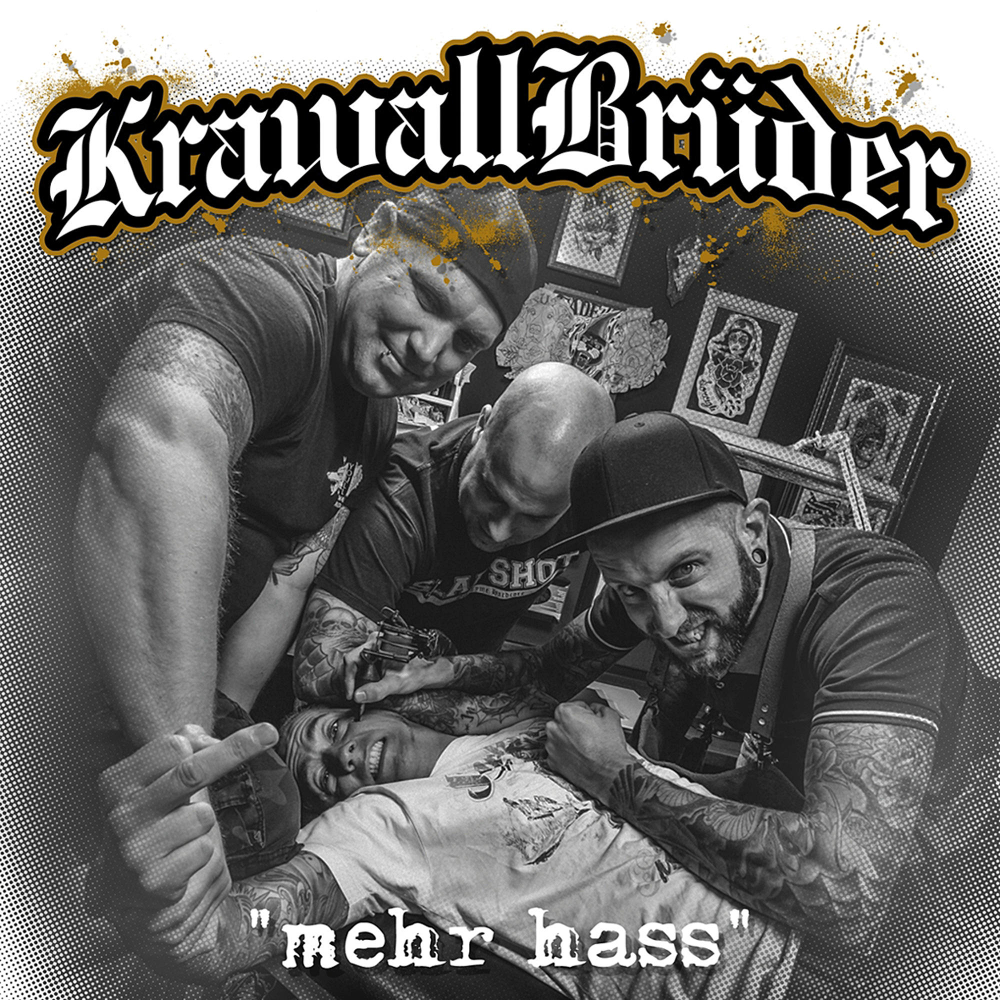 Männergruppe, einer tätowiert sich, ein anderer zeigt den Mittelfinger, unten steht "mehr hass".