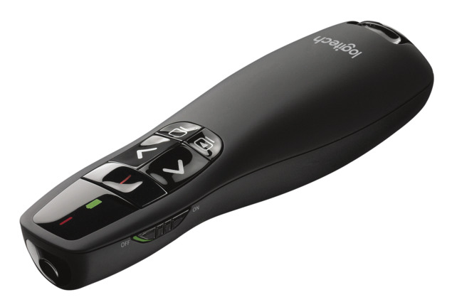 Een zwarte Logitech presentatie-afstandsbediening met knoppen en een laserpointer.