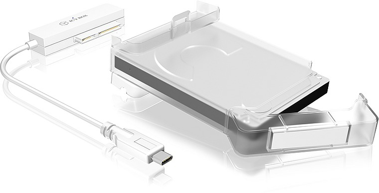 Weißes externes Festplattengehäuse mit einem USB-C-Kabel, das mit einem weißen Adapter verbunden ist.