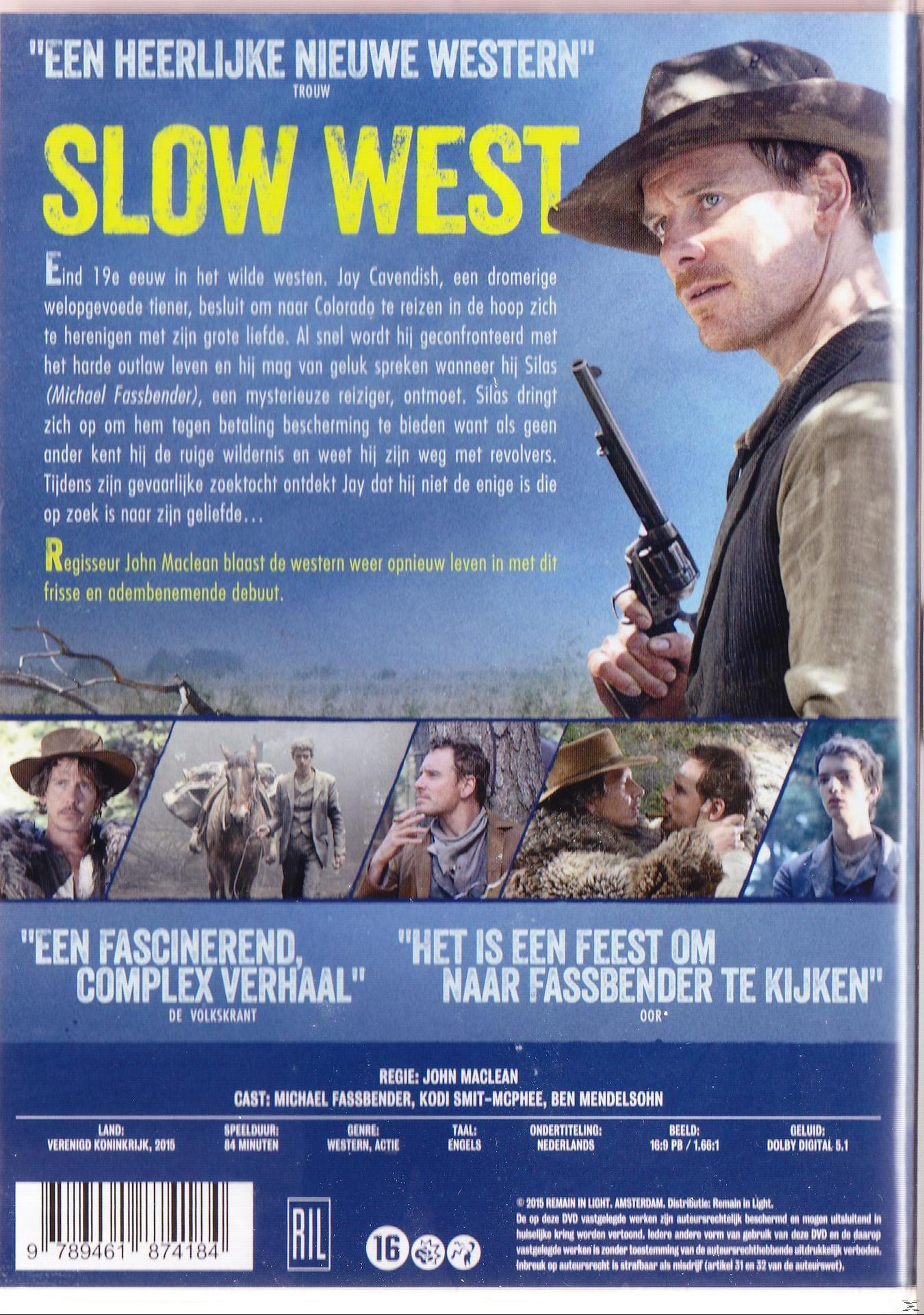 La jaquette arrière du DVD de 'Slow West'. Présente un homme avec une arme, d'autres acteurs et des détails du film en néerlandais.