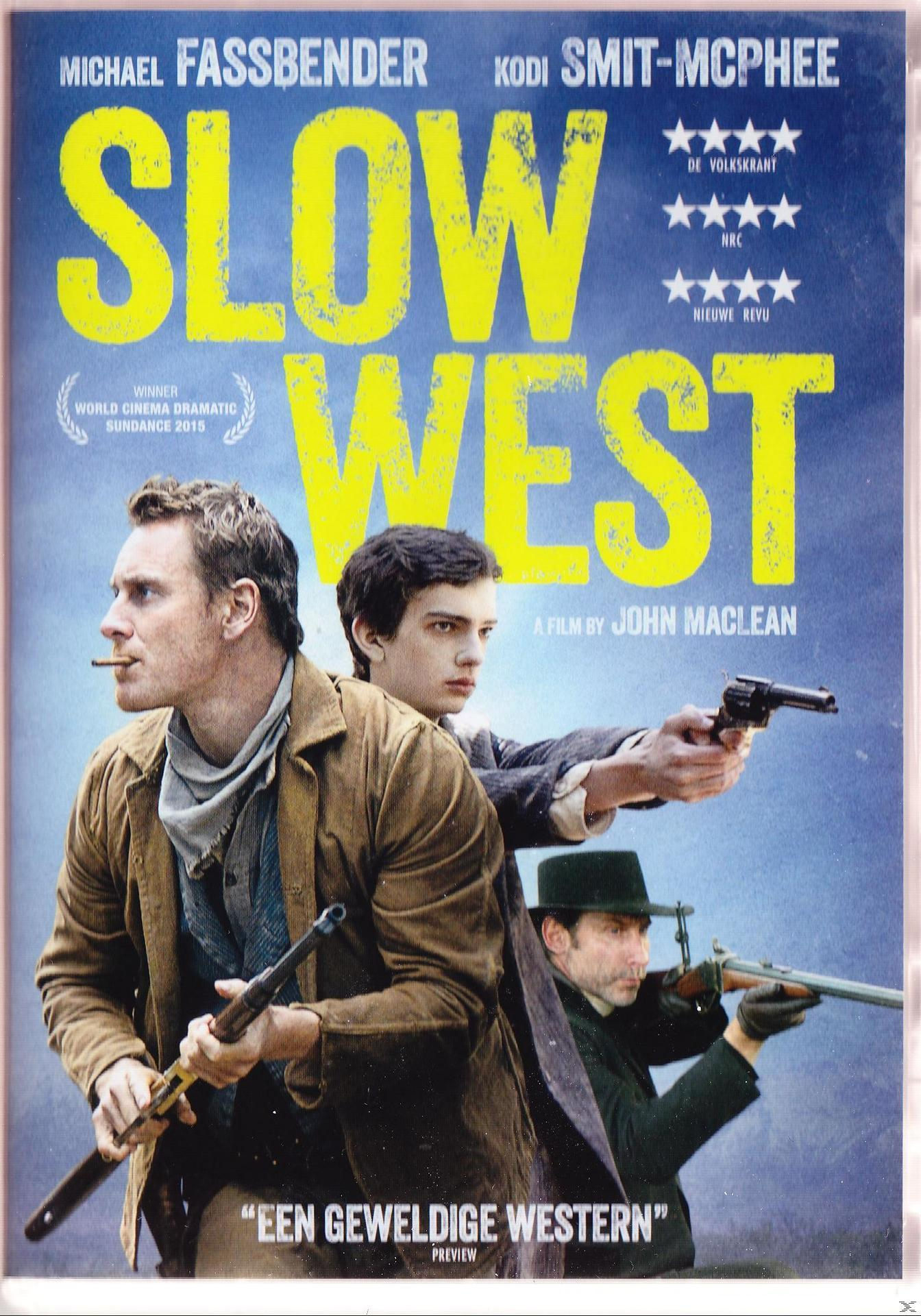Affiche du film 'Slow West'. Comprend Michael Fassbender et Kodi Smit-McPhee tenant des armes, avec un troisième homme en arrière-plan.