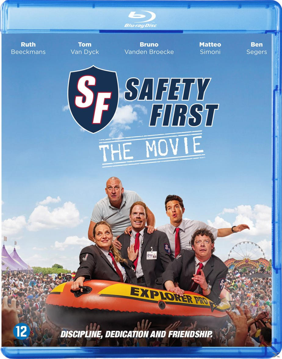 Blu-ray-hoes van 'Safety First: The Movie' met acteurs en publiek. Bevat de filmtitel, namen van de cast en een classificatie.