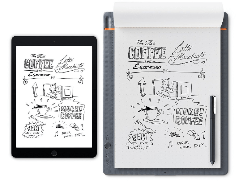 Tablet és jegyzetfüzet kávé témájú rajzokkal. A jegyzetfüzetnek van egy tollja.