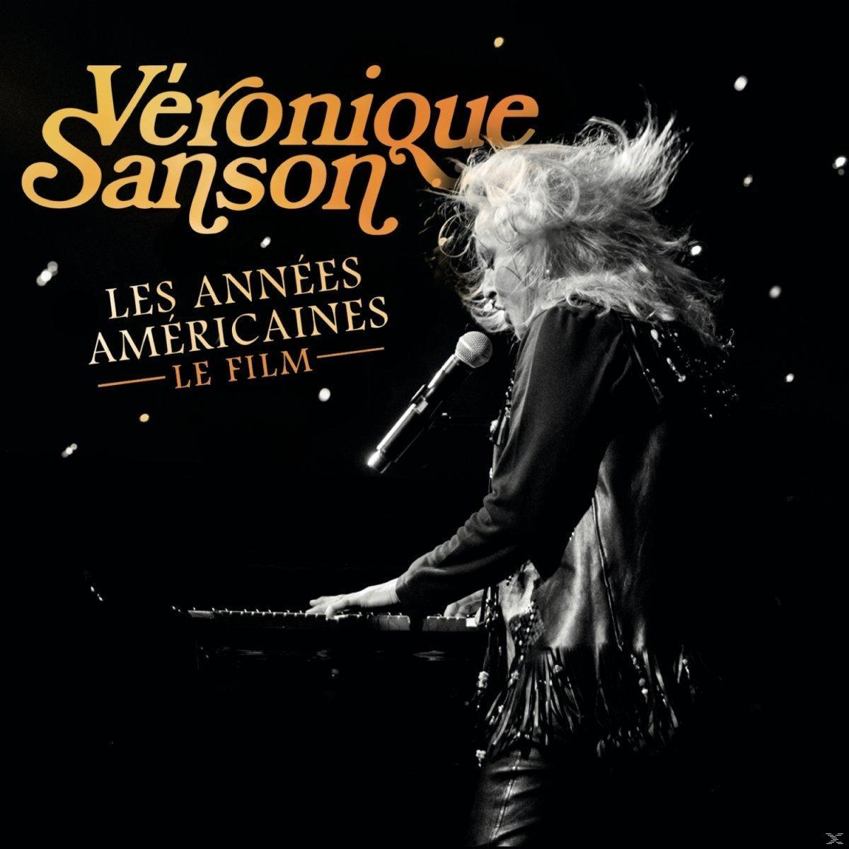 Véronique Sanson op het podium. Ze speelt piano en zingt in een microfoon. Filmtitel: Les Années Américaines.