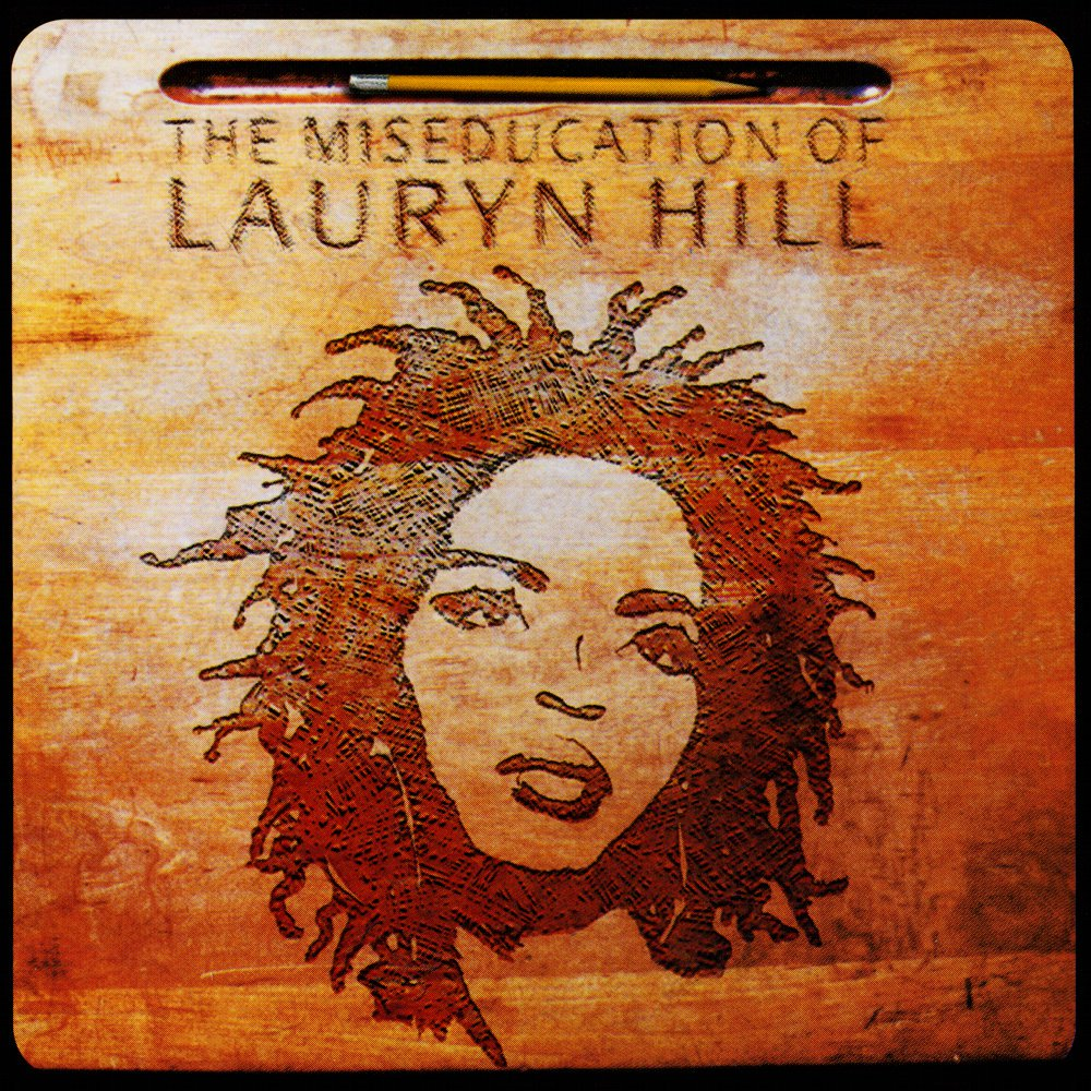 Pochette d'album : Portrait de Lauryn Hill gravé sur un bureau en bois. Le titre est "The Miseducation of Lauryn Hill". Crayon dans la fente.