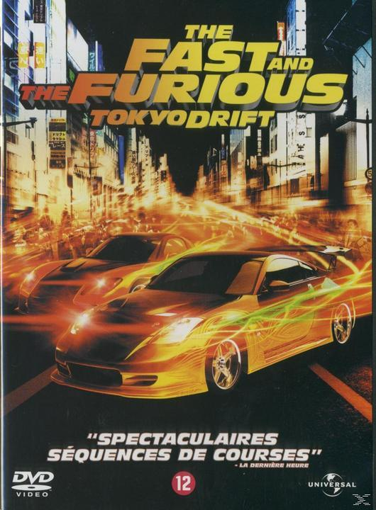 Couverture du DVD Fast and Furious Tokyo Drift. Deux voitures courent dans une rue de la ville. La couverture a des tons orangés.