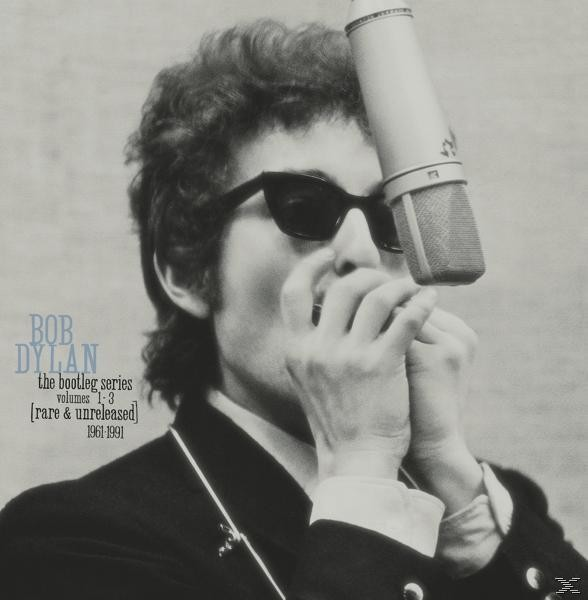 Das Cover der Bootleg-Serie mit Bob Dylan in Sonnenbrille, rauchend. Schwarz und Weiß. Ein Mikrofon ist vorhanden.