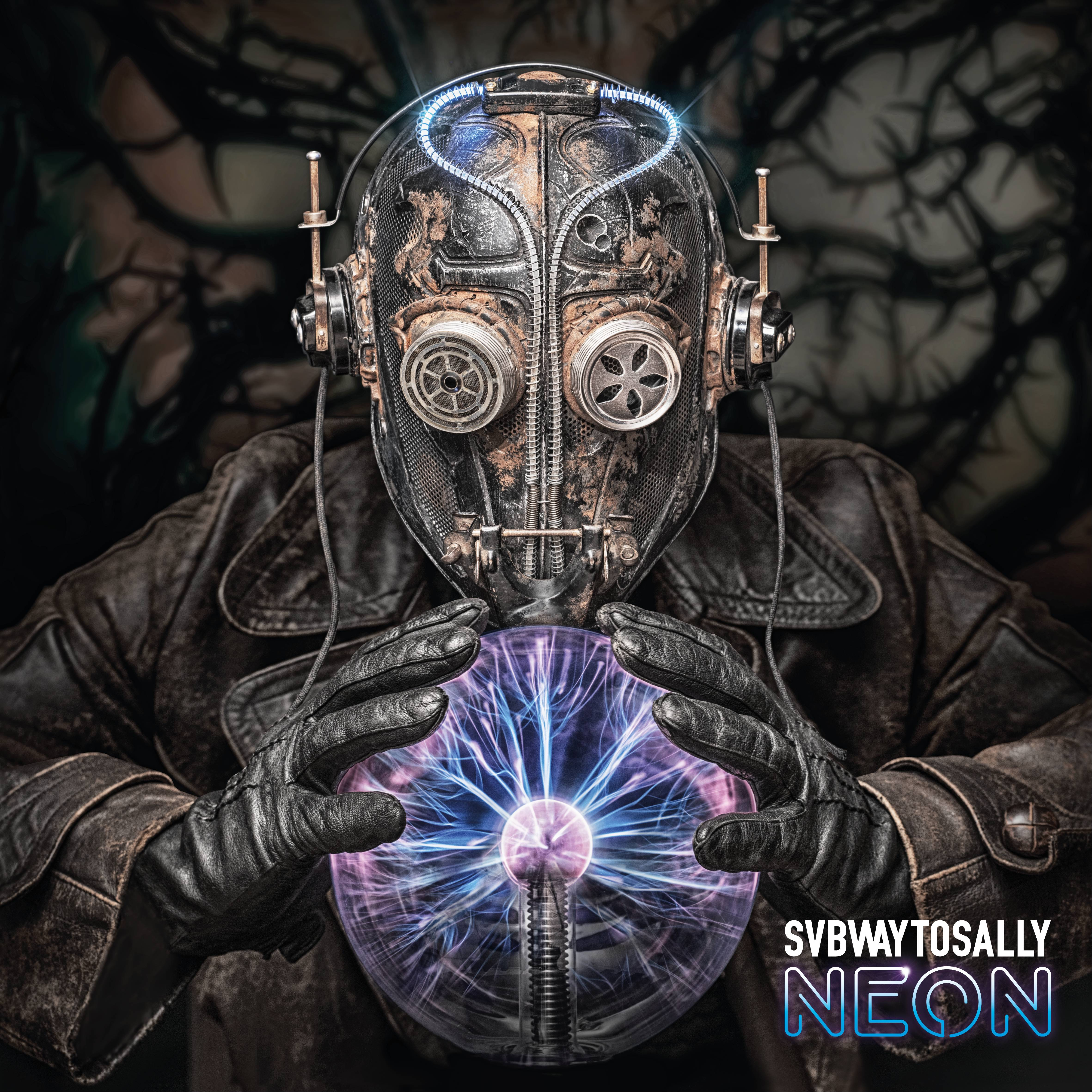 Eine Person mit einer Maske im Steampunk-Stil hält einen leuchtenden Energieball, unten ein Neon-Schild.