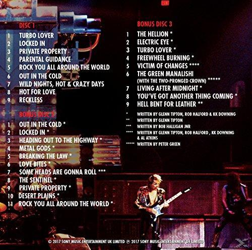 Pochette d'album avec listes de titres pour les chansons d'un groupe, une scène et des membres du groupe en concert.