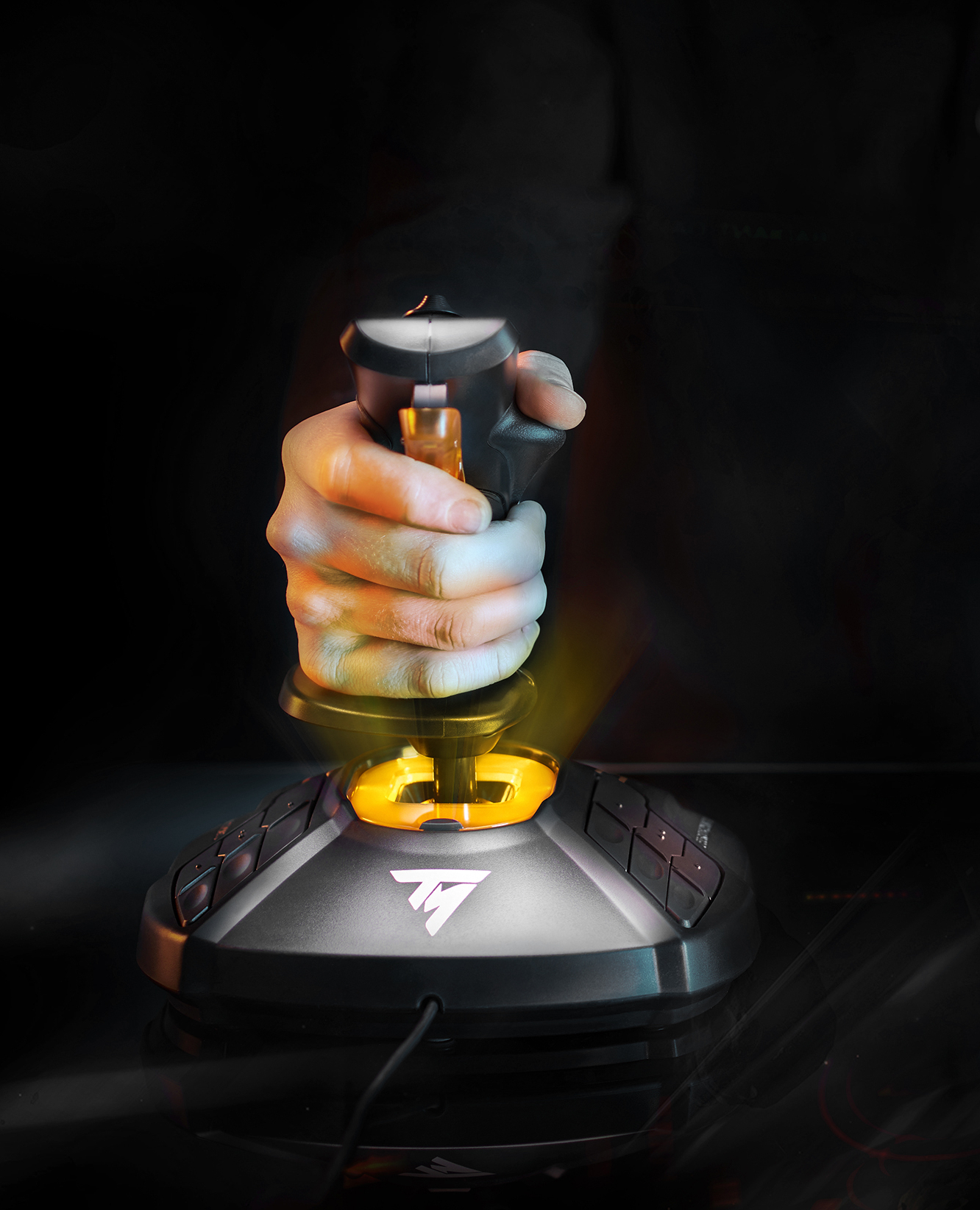 Eine Hand, die einen schwarzen Flugsimulator-Joystick hält. Unten leuchtet ein helles Licht.