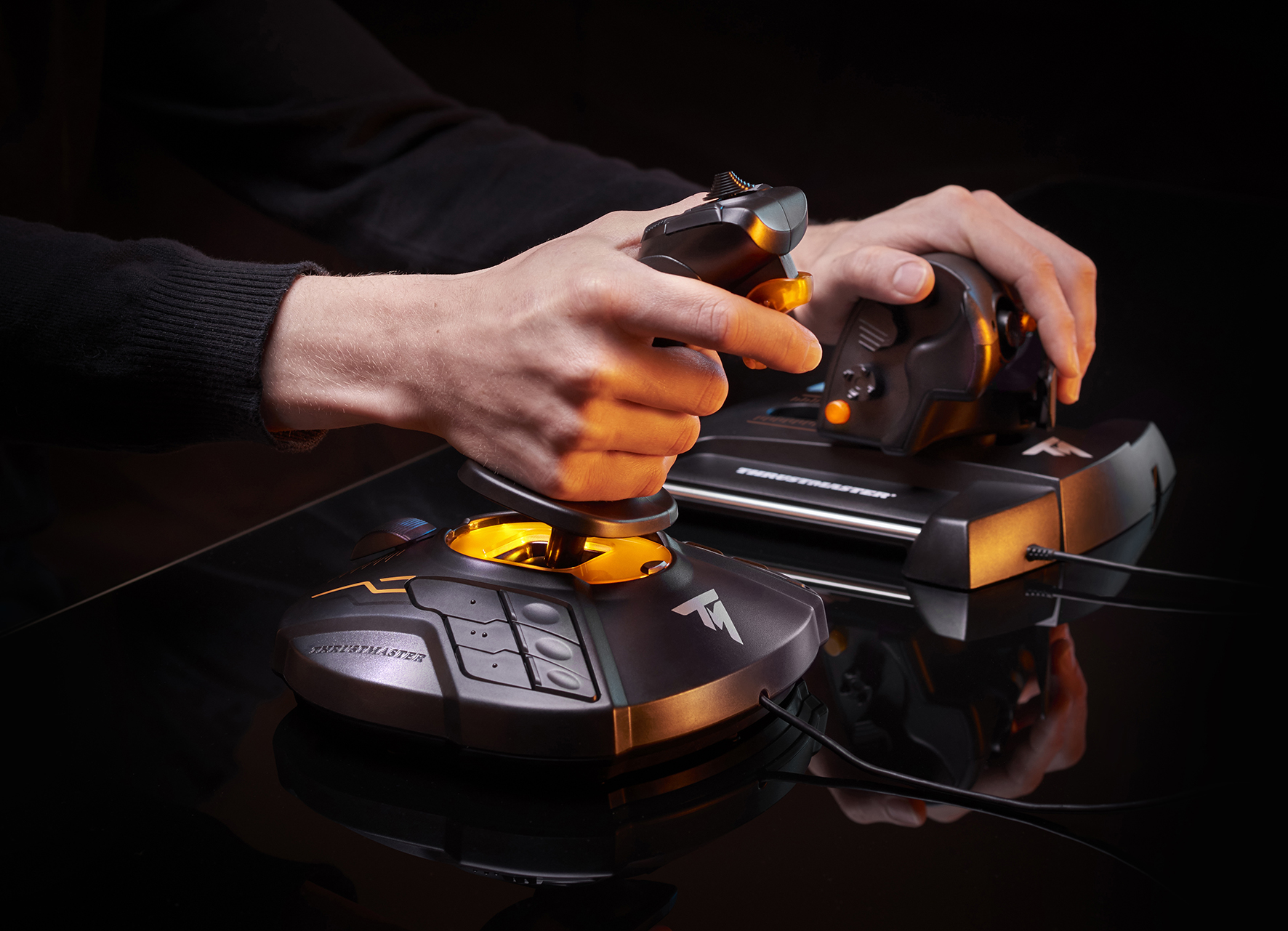 Hände, die einen Thrustmaster Joystick mit Knöpfen und einem Gashebel benutzen.