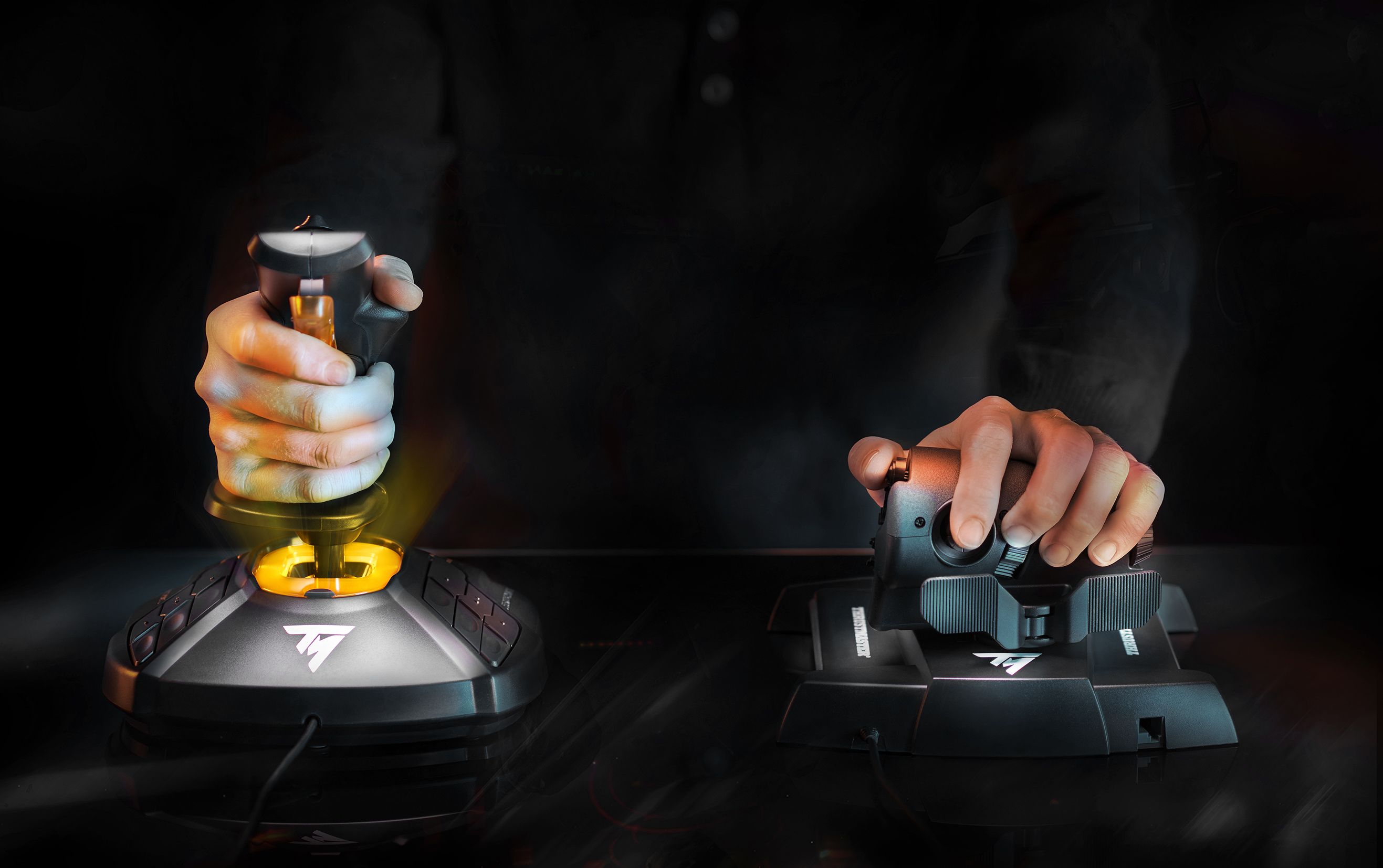 Hände halten einen Flugsimulator-Joystick und -Gashebel auf dunkler Oberfläche.