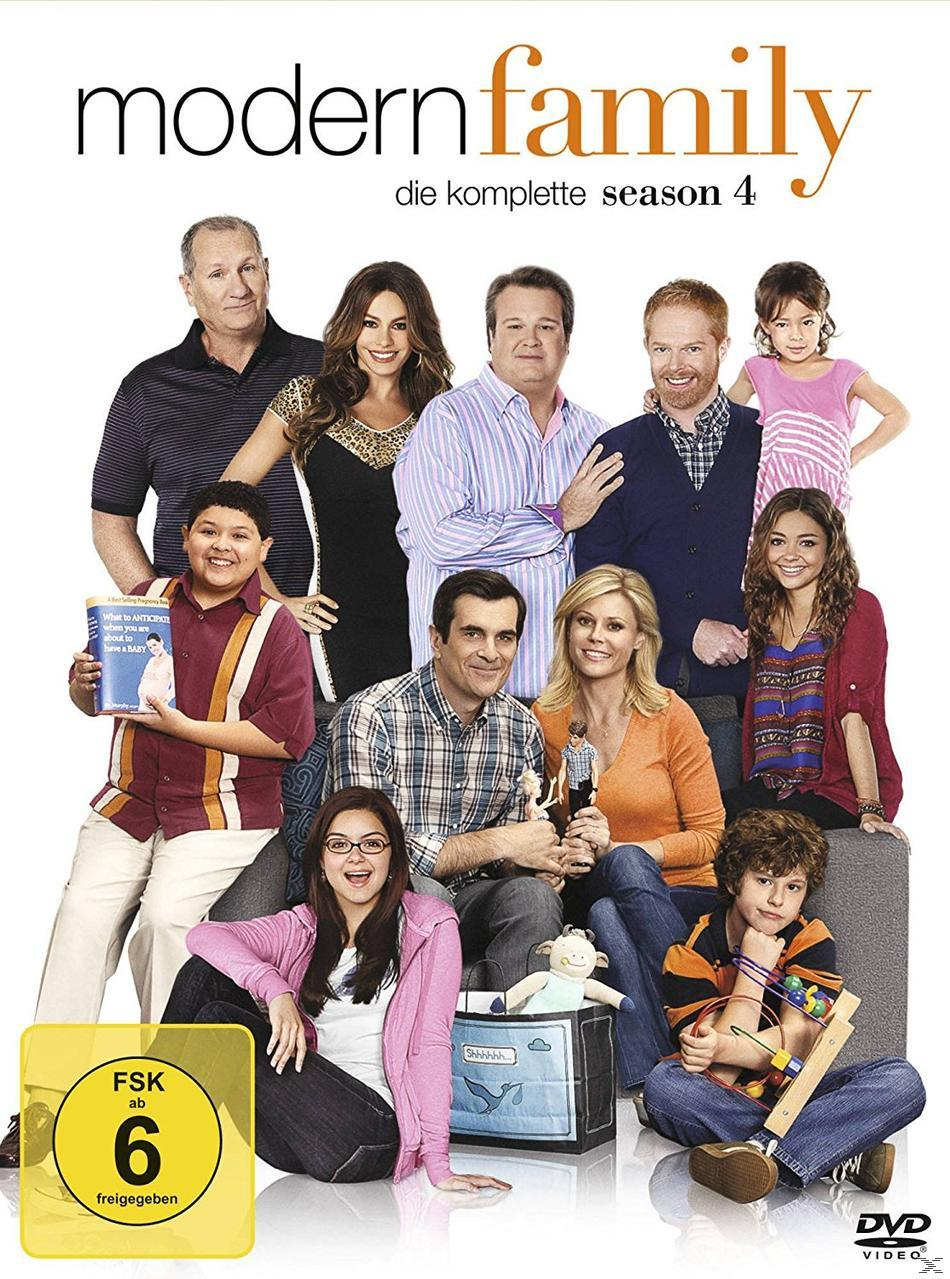 DVD-Cover von Modern Family, Staffel 4, mit der Hauptbesetzung, die zusammen posiert.