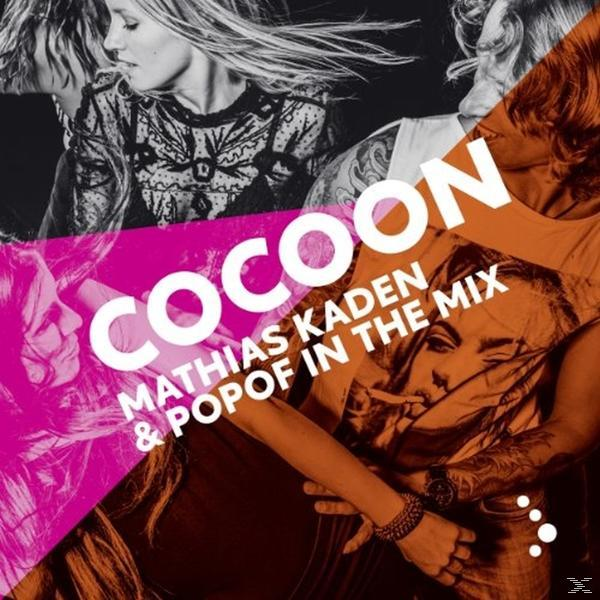 Cocoon-Albumcover. Figuren sind unscharf. Rosa und weißer Text. Gesicht ist zentriert.
