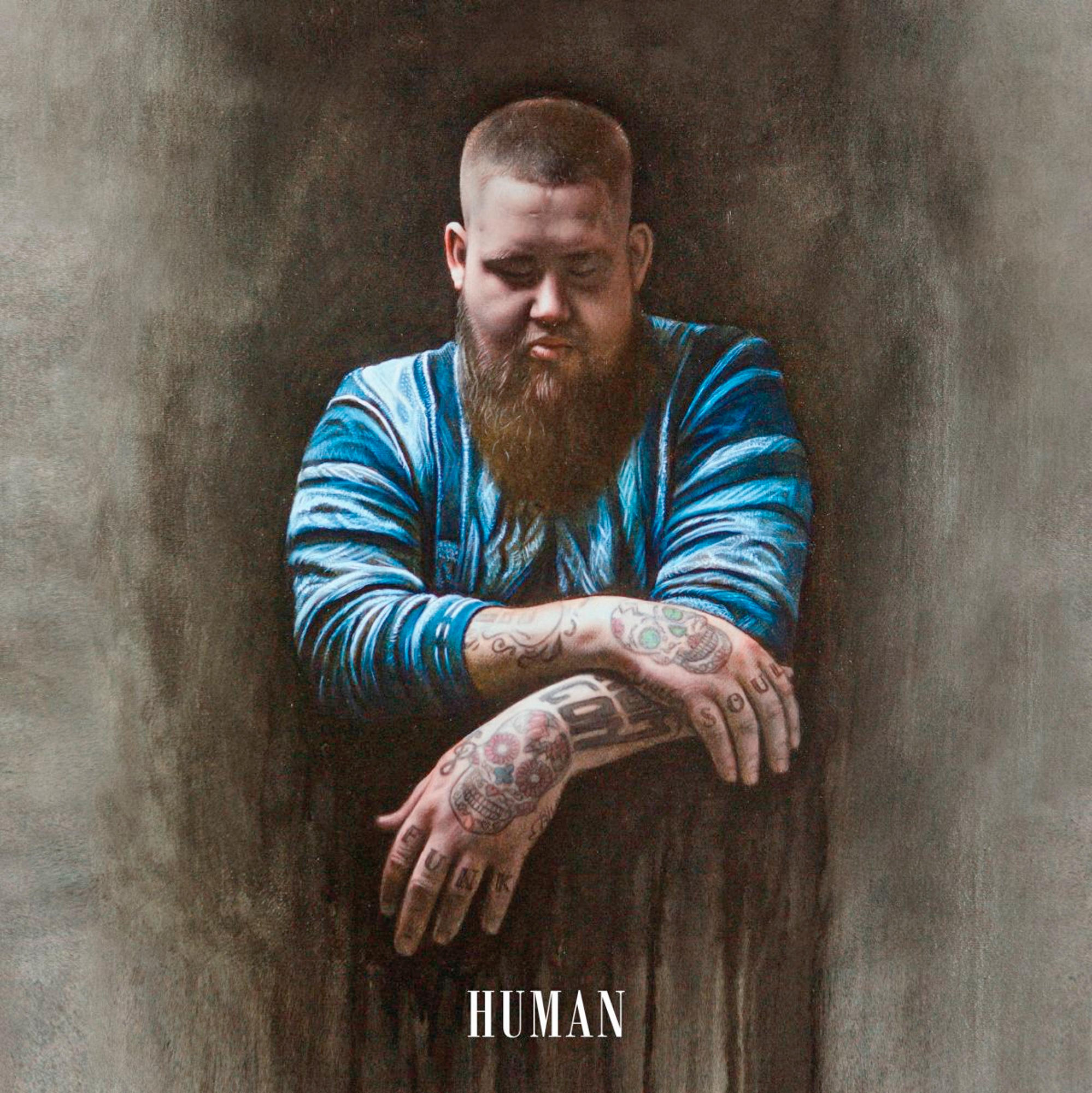 Albumcover mit tätowiertem Mann, der sich an eine Wand lehnt, Text 'HUMAN'.