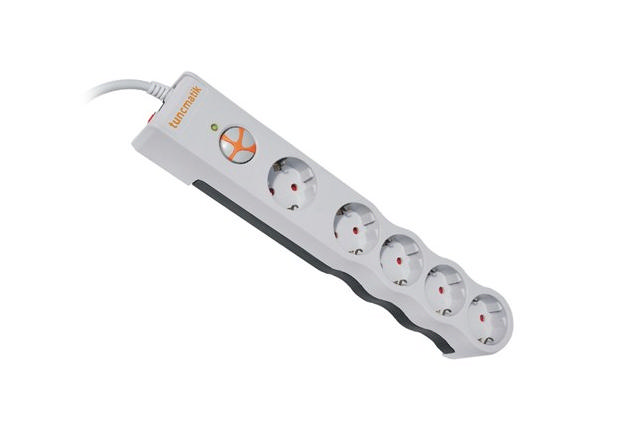 5 soketli ve turuncu düğmeli beyaz priz uzatma kablosu. Tuncmatik markası.