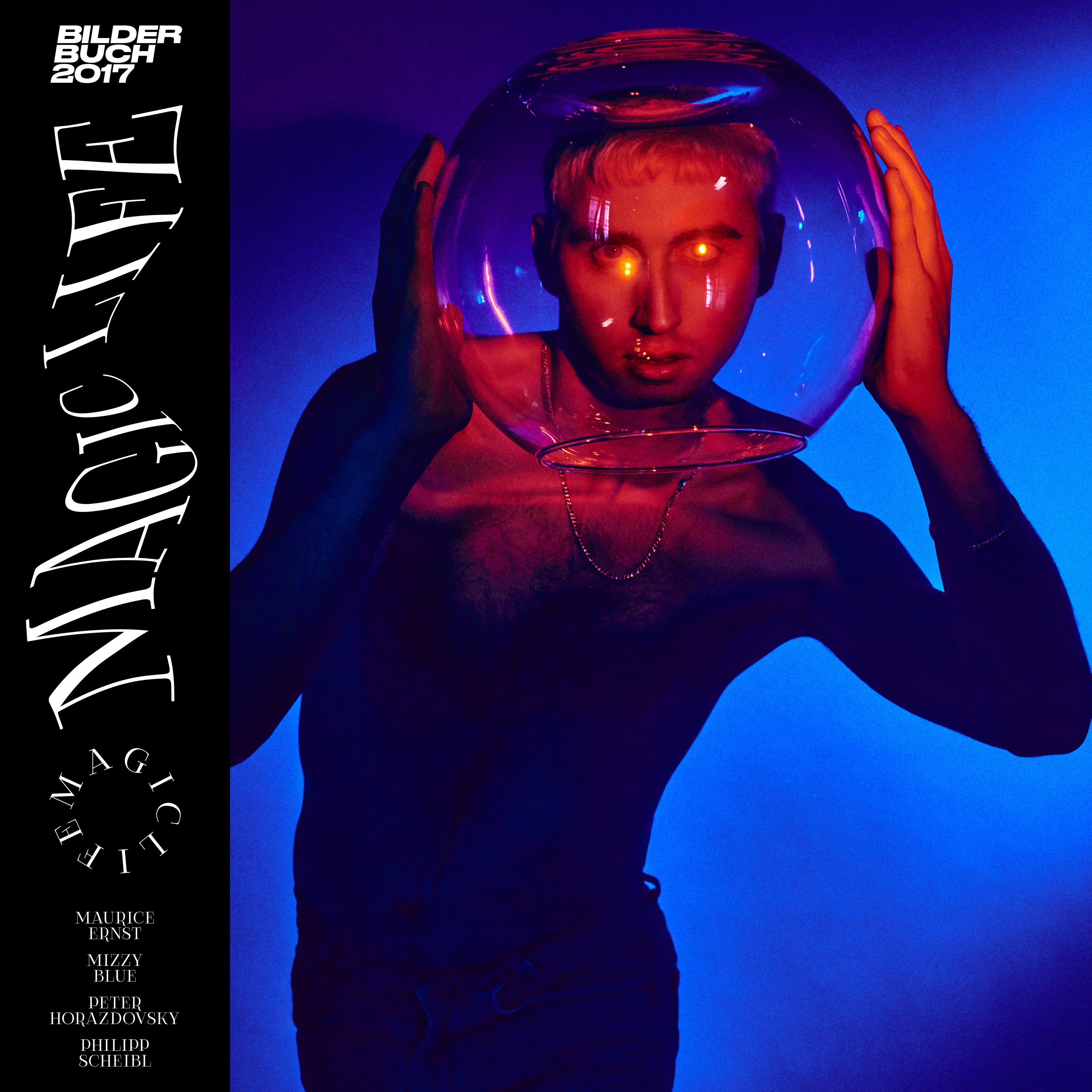 Albumcover für 'Magic Life'. Ein Mann in einer durchsichtigen Schale mit leuchtenden Augen auf blauem Grund.