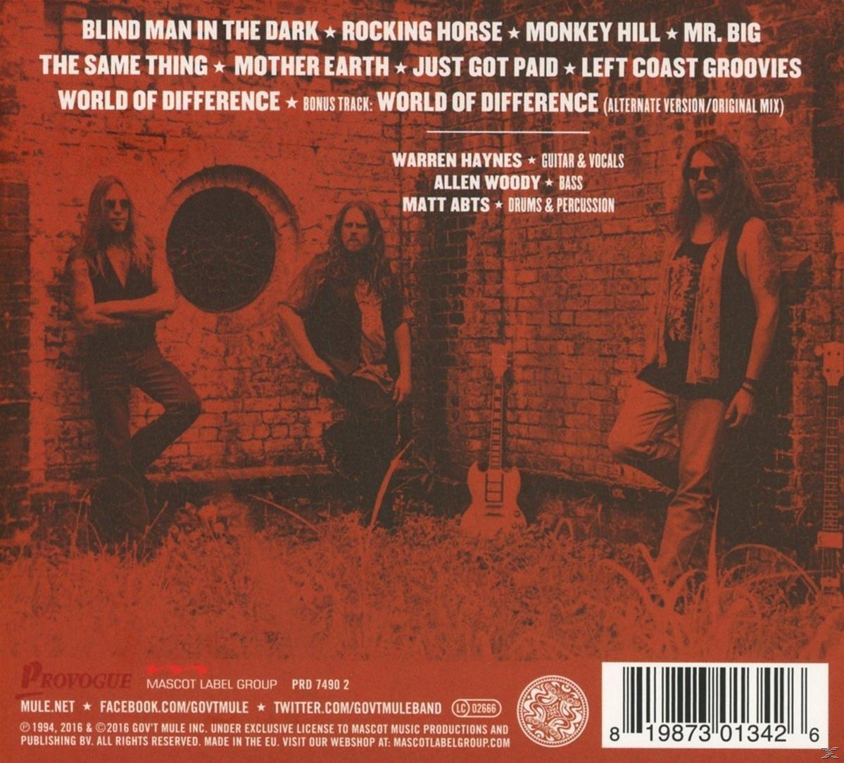 Albumcover mit drei Männern, Bandmitgliedern, vor einer Backsteinmauer. Der Text enthält Songtitel und Bandnamen.