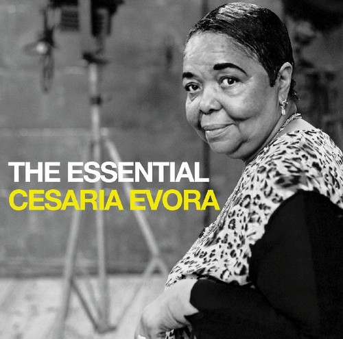 Albumcover von 'The Essential Cesaria Evora'. Zeigt eine Frau in Schwarzweiß.