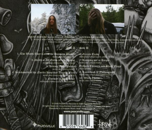 Schwarz-weiß CD-Cover mit langhaarigen Männern. Text und Illustrationen einer Rockband und ihrer Musik.