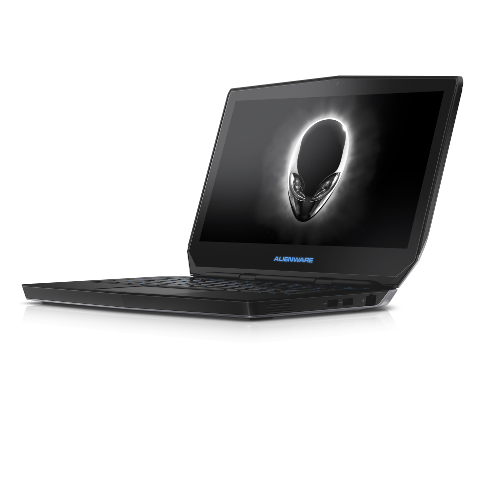 Schwarzer Alienware Laptop auf weißem Hintergrund, der einen leuchtenden Alienkopf auf dem Bildschirm zeigt.