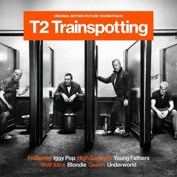 Filmposter voor T2 Trainspotting met vier mannen in een toilet. Tekst: T2 Trainspotting. Met Iggy Pop, High Contrast, Young Fathers.