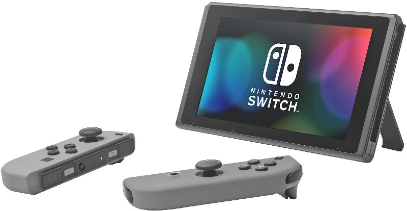 Nintendo Switch Konsole mit zwei grauen Controllern. Der Bildschirm zeigt eine Spieloberfläche.