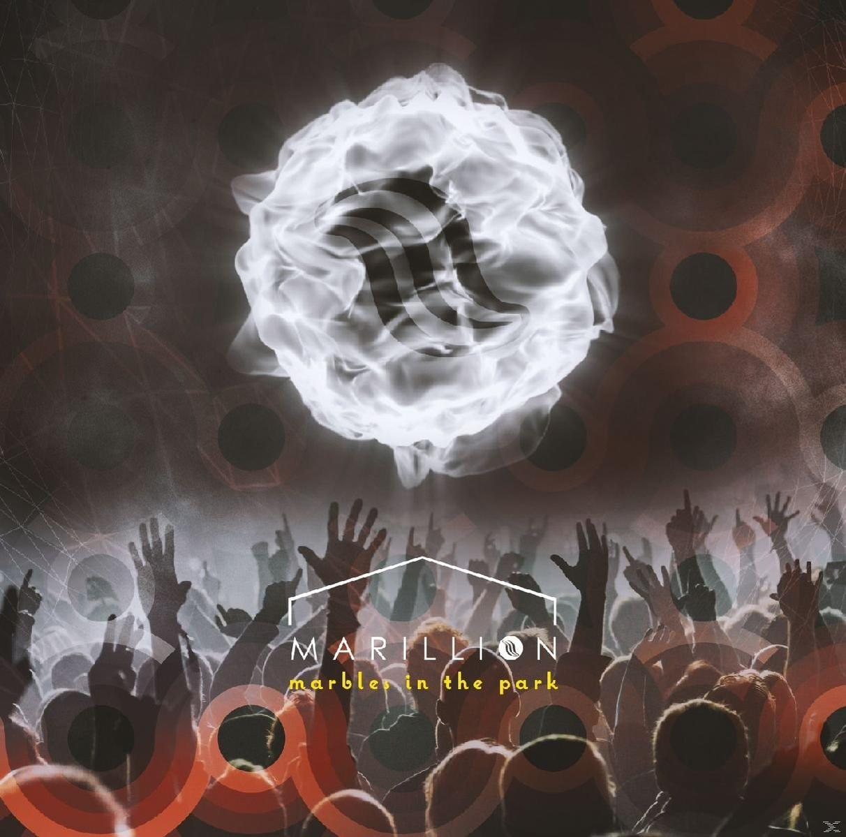Marillion Albumcover. Menge mit erhobenen Händen auf eine leuchtende Wolke zu.