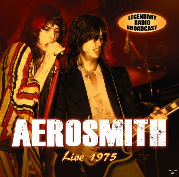 Aerosmith albumhoes met bandleden, tekst en een podium. De achtergrond is donkerrood.