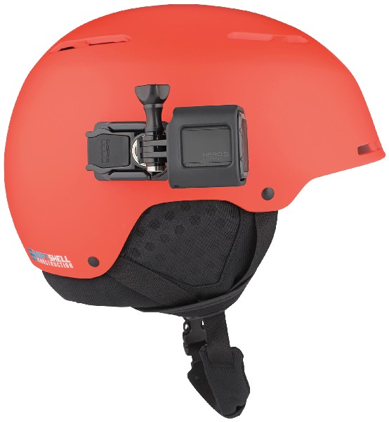Casque de ski rouge avec caméra GoPro, sangle noire, rembourrage noir.