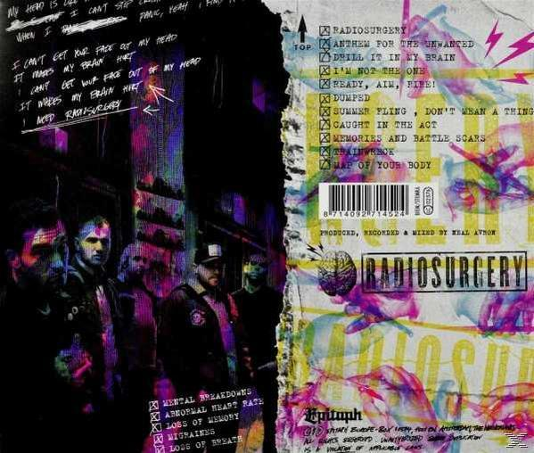 Albumcover mit einer Collage aus Bildern und Text. Eine Gruppe von Männern und handschriftlicher Text.
