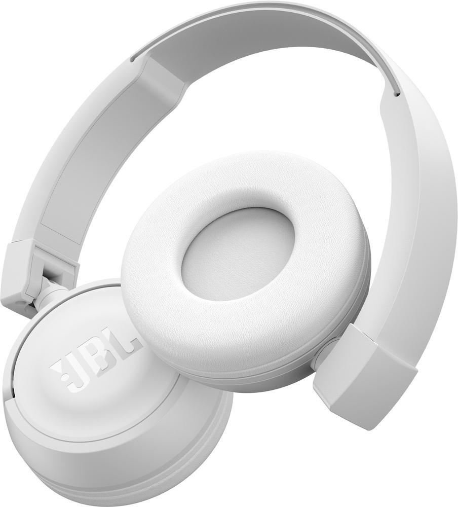 Beyaz JBL kulaklık. Kulak üstü tasarım. Kulaklık başlıklarında JBL logosu. Kafa bandı da beyaz.
